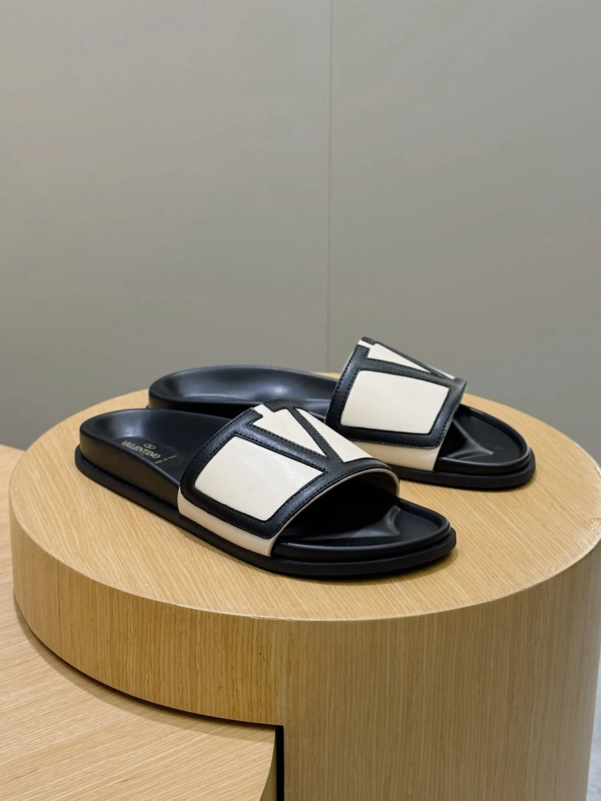 [VALENTINO] Top P: 540💰 Size: 39-44 (customized at 38.45) 🆕2025VLT — Valentino’s latest summer men’s slippers. The use of imported cowhide elements on slippers has been sublimated! It is worthy of recognition both visually and in terms of quality. Excellent quality, comfortable and durable! The embellishment of the perforated V hardware on the toe adds a sense of fashion! Cowhide feet